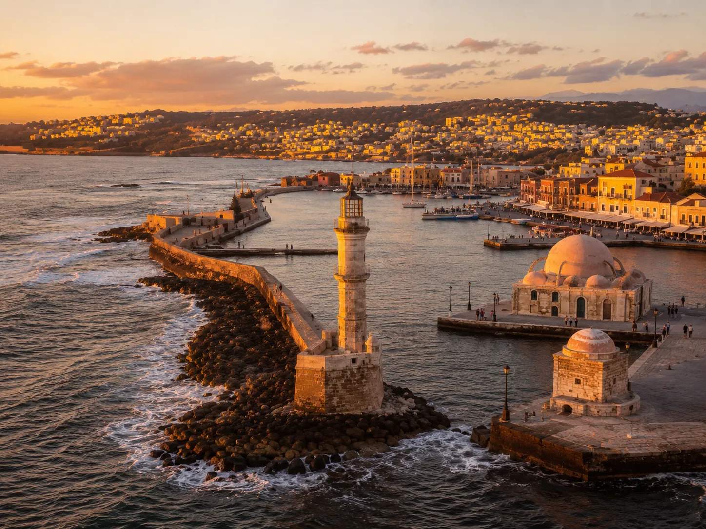 Den venetianske havn i Chania i gyldent aftenlys med det gamle fyrtårn og en osmannisk kuppel